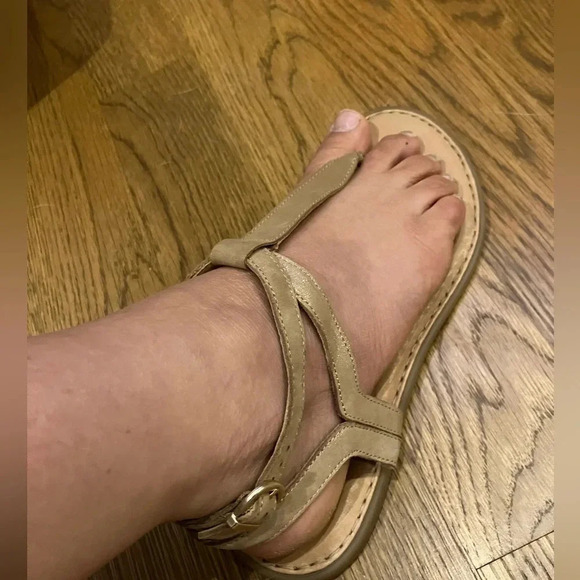 EUC Born Women's Acqualina Tan Paten Leather Strappy T Strap Sandals, Size 9 - Picture 4 of 4